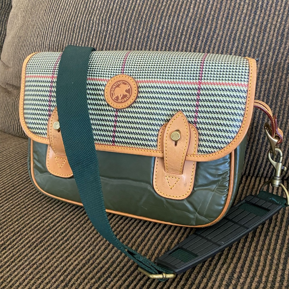 Hunting world messenger crossbody flap bag NICE